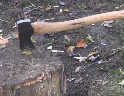 Hultafors Classic Hunting Axe splitting wood